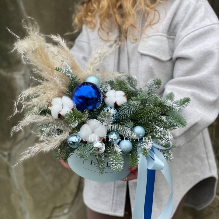 Новогодняя композиция в коробке блю в Химкие