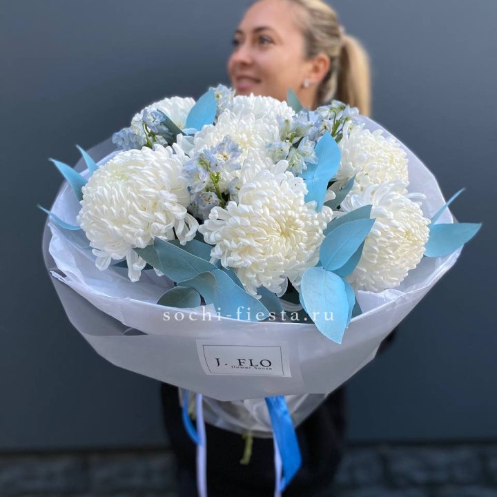 Букет хризантем Бигуди и дельфиниума  в Химкие