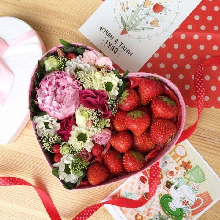 Бокс с клубникой и цветами в Химкие