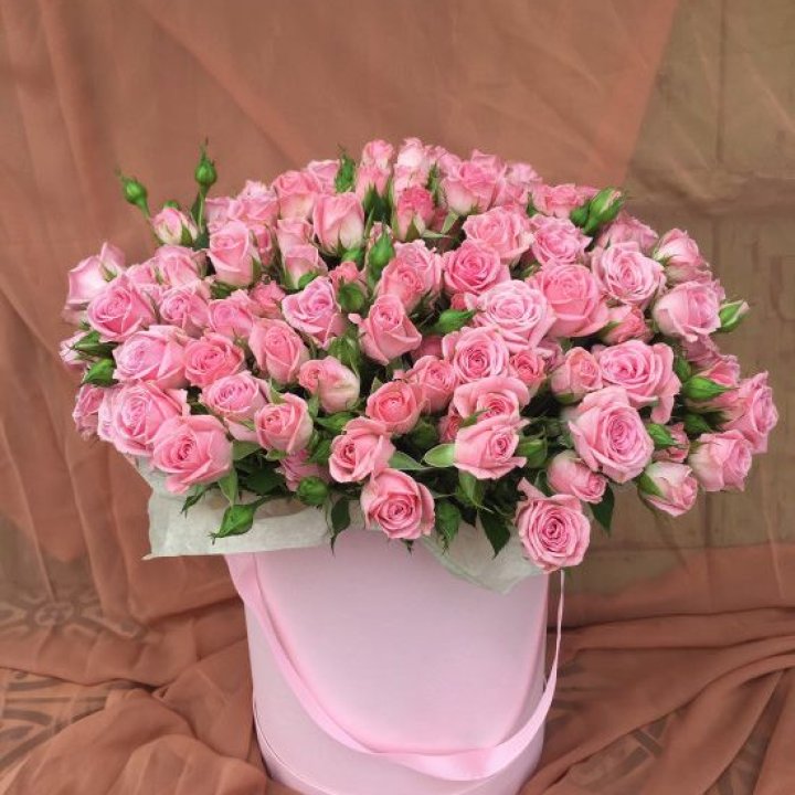 Кустовые розы в коробке в Химкие