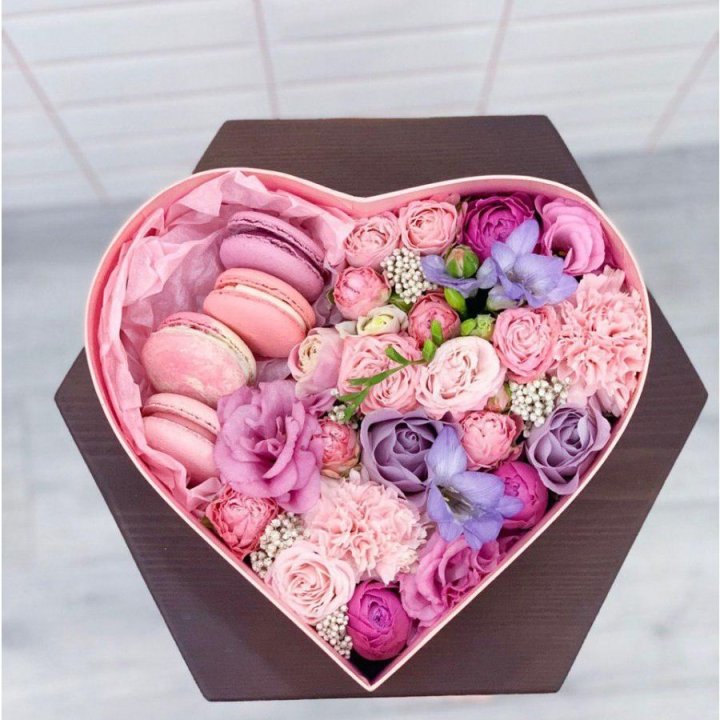 Бокс-сердце с макаронс  в Химкие