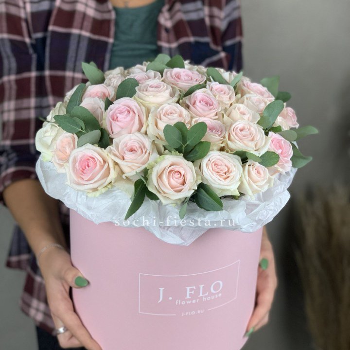 35 розовых роз в цилиндре в Химкие