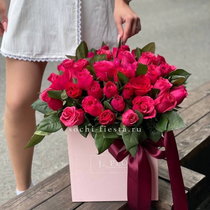 55 алых роз в кубе в Химкие
