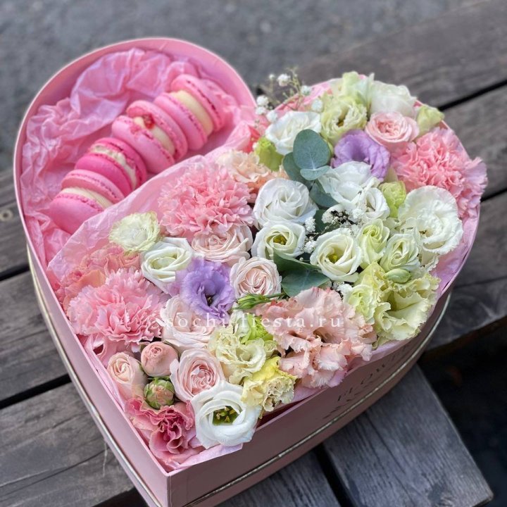 Бокс-сердце с макарон "Пинк" в Химкие