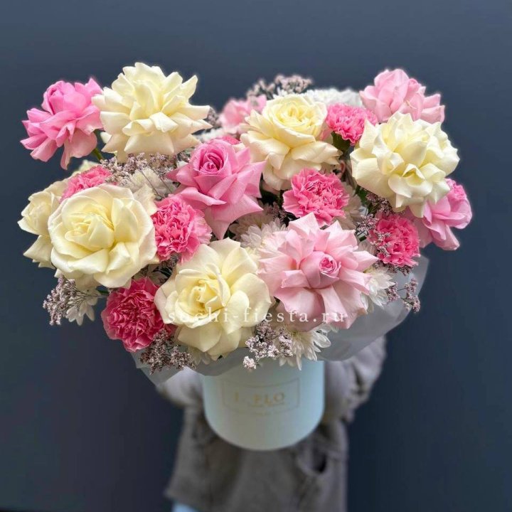 Коробка французских роз и диантусов "Бони" в Химкие