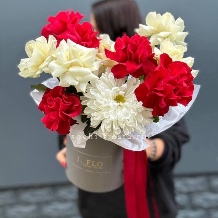 Французские розы с хризантемой в боксе в Химкие