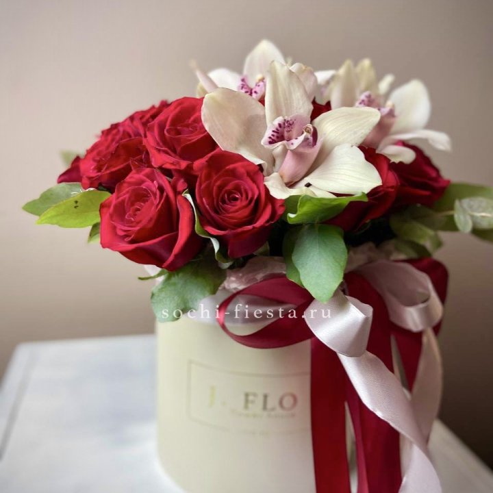 Розы и орхидеи в боксе в Химкие