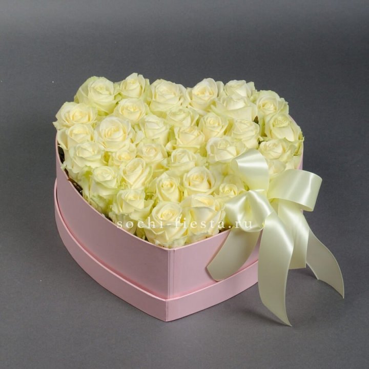 35 белых роз в коробке "Сердце" в Химкие