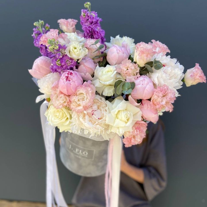 Дизайнерский цилиндр с пионами "Ривьера" в Химкие