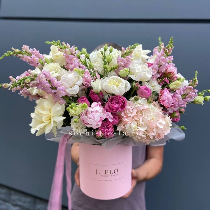 Дизайнерский цилиндр с пионами "Саманта" в Химкие