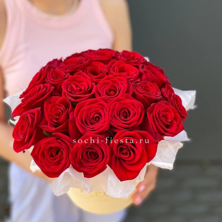 Красные розы в цилиндре в Химкие