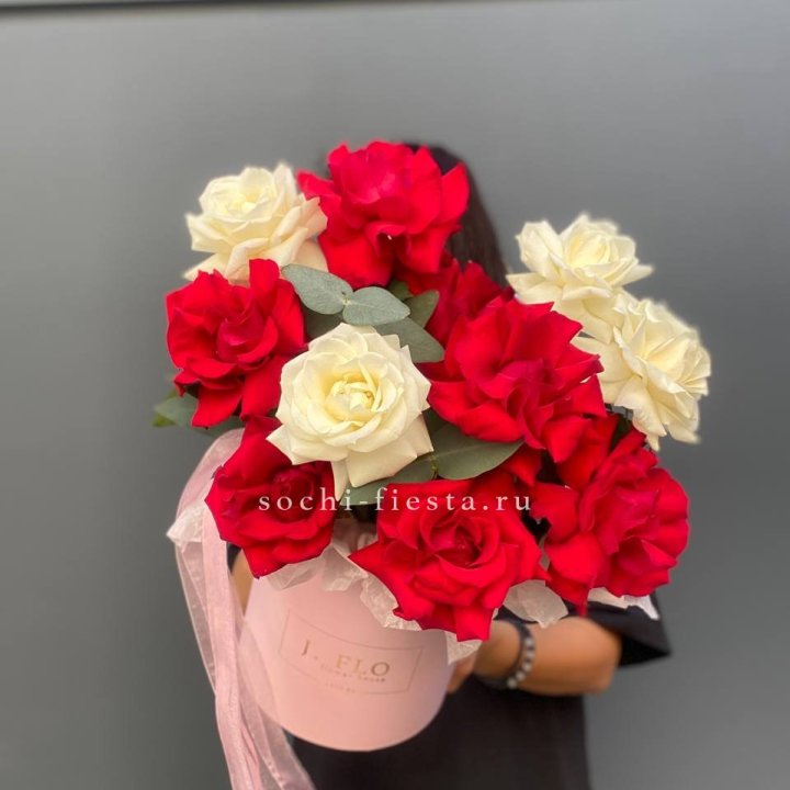 13 Французских роз в боксе в Химкие