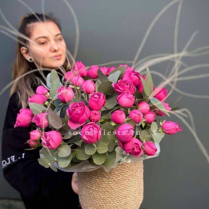 Пионовидные розы Мисти Бабблс в джутовом кашпо в Химкие