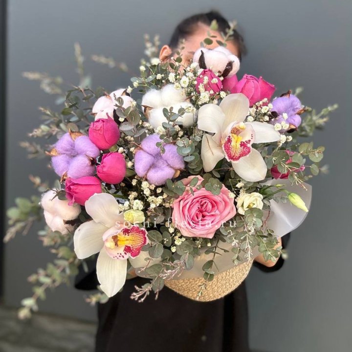 Орхидея и розы в джутовом кашпо в Химкие