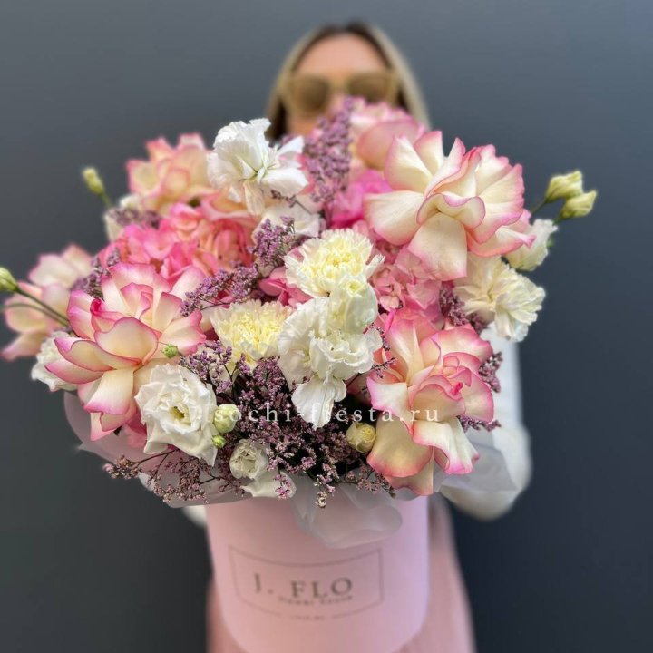 Цветочная композиция "Глория" в боксе в Химкие