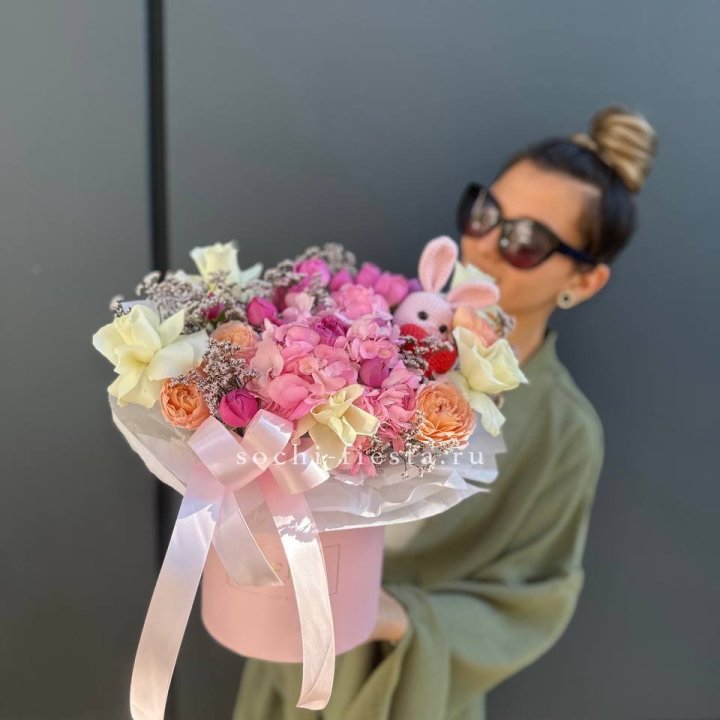 Дизайнерский цилиндр с игрушкой "Лола" в Химкие