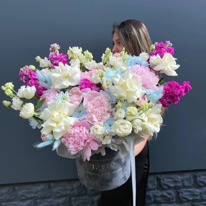 Дизайнерский цилиндр "Пионы гарден" в Химкие