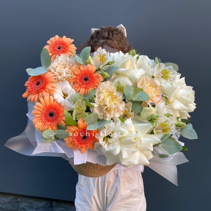 Розы и герберы в джутовом кашпо "Георгино" в Химкие