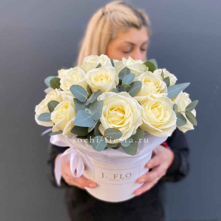 15 белых роз в боксе в Химкие