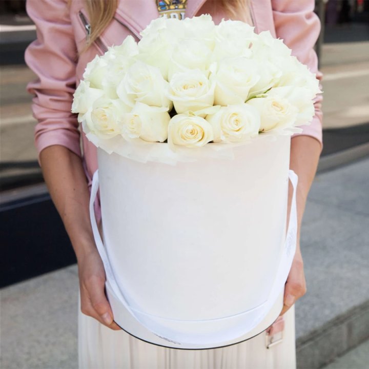 35 белых роз в цилиндре в Химкие