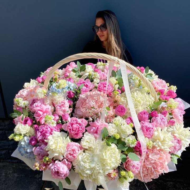 Цветочная корзина из пионов и пионовидных роз "Перфекте" в Химкие