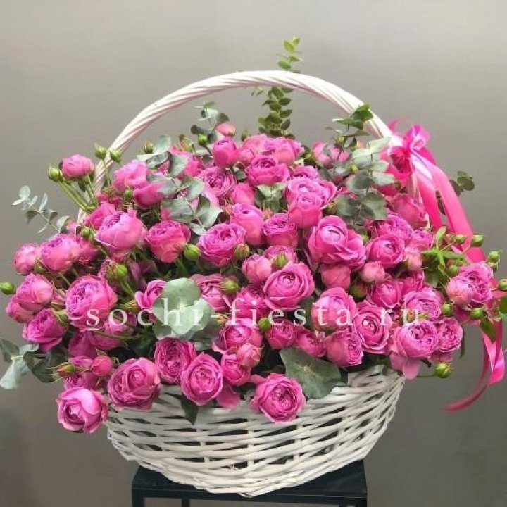 65 пионовидных кустовых роз в корзине в Химкие