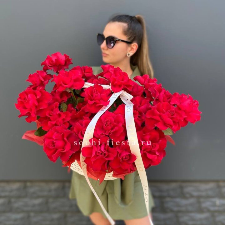 Красные французские розы в корзине в Химкие