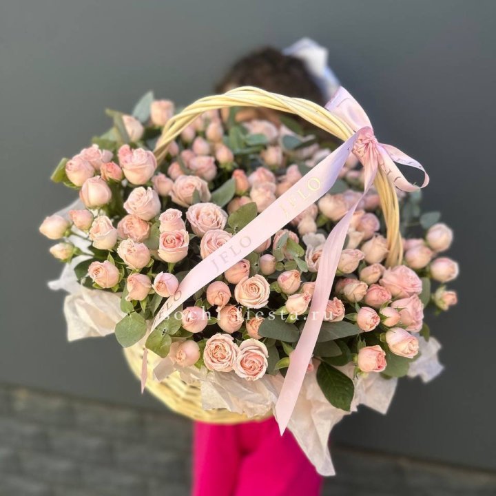 Корзина кустовых пионовидных роз в Химкие