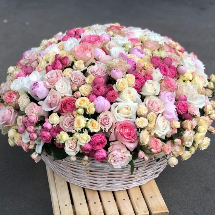 Цветочная корзина из пионов и пионовидных роз "Юниверсити" в Химкие