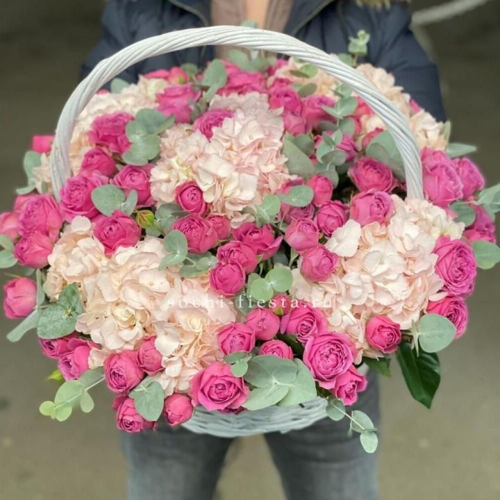 Корзина с гортензией и Мисти Баблс в Химкие