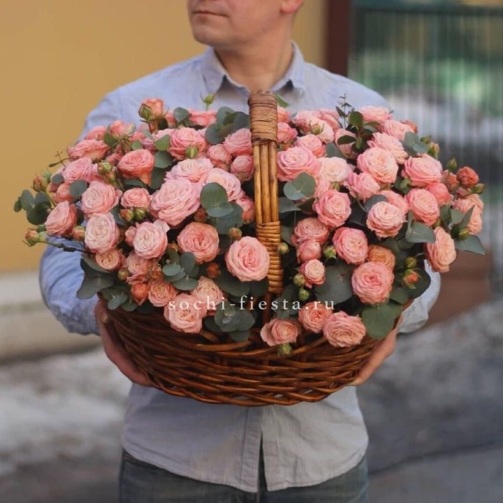 Корзина из 101 пионовидной розы в Химкие