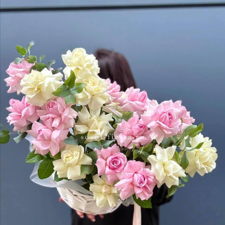 25 Французских роз в корзине в Химкие