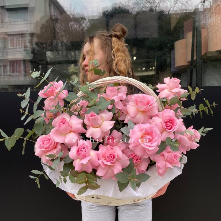 25 роз в цветочной корзине  в Химкие