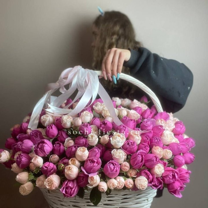 Премиум корзина пионовидных кустовых роз в Химкие