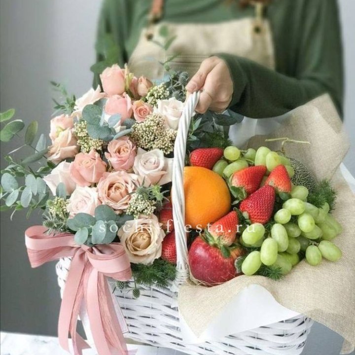 Фруктовая корзина c цветами в Химкие