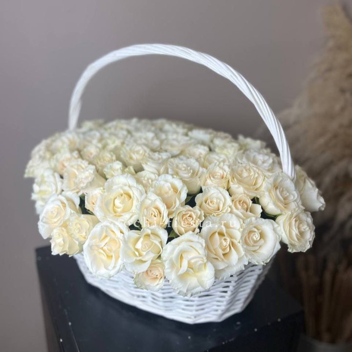 101 белая роза в корзине в Химкие