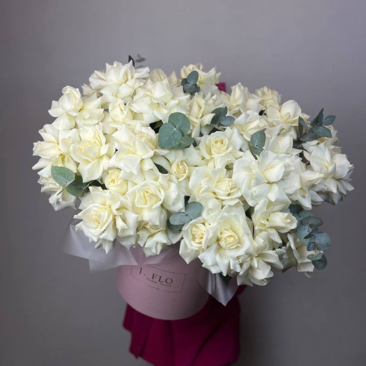 37 белых роз в боксе в Химкие