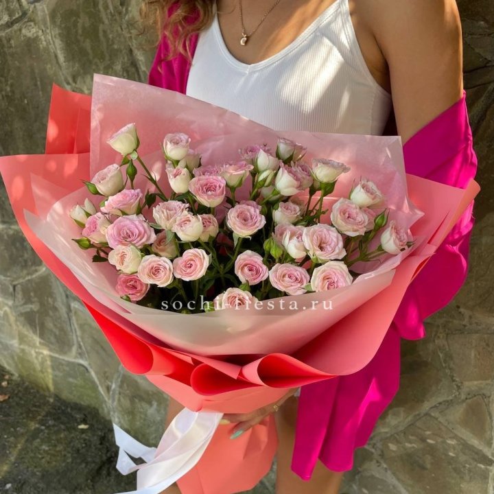 Розовые кустовые розы в Химкие