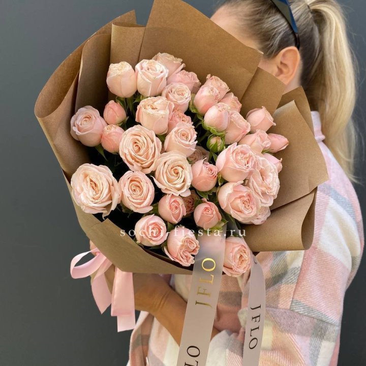 Кустовые розы Бомбастик в крафте в Химкие