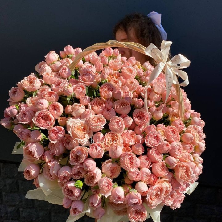 Корзина из пионовидных роз в Химкие