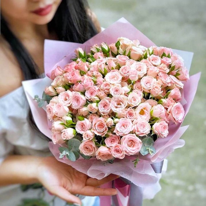 Кустовые розы с эвкалиптом в Химкие