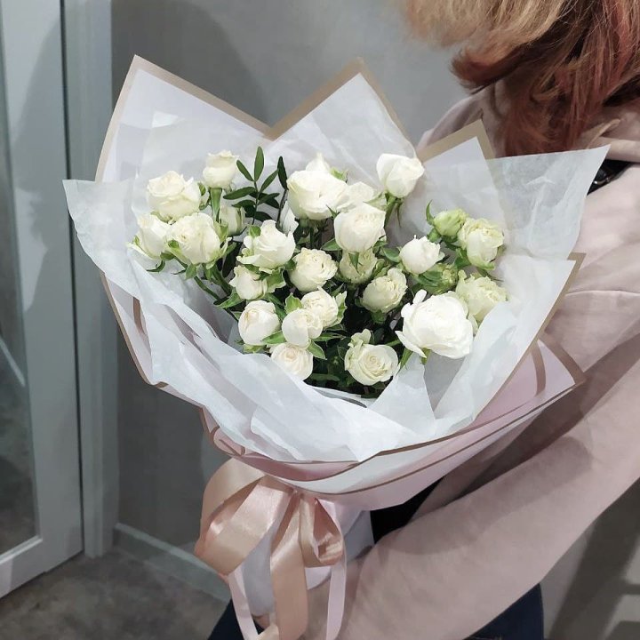 Белоснежные кустовые розы в Химкие