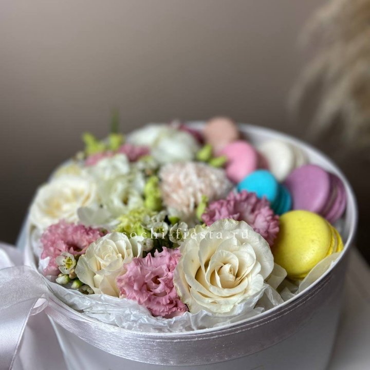 Цветы в цилиндре с макаронс "Прованс" в Химкие