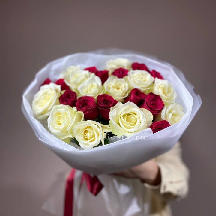 Букет их красных и белых 25 роз в Химкие