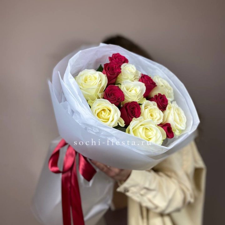 Букет из красных белых 15 роз в Химкие