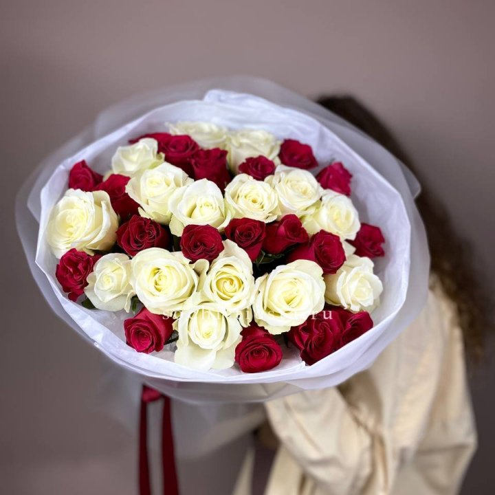 Букет из красных белых 35 роз в Химкие