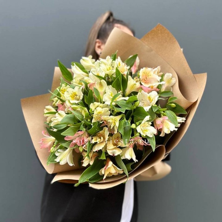 Букет альстромерий в крафте в Химкие