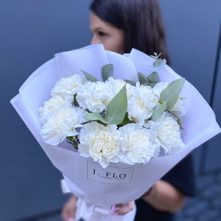 Букет белых диантусов с эвкалиптом в Химкие