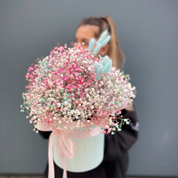 9 Радужных гипсофилы в шляпной коробке в Химкие