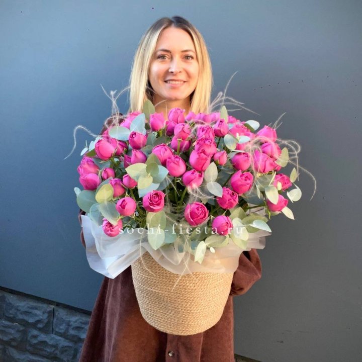 Пионовидные розы  в джутовом кашпо  в Химкие